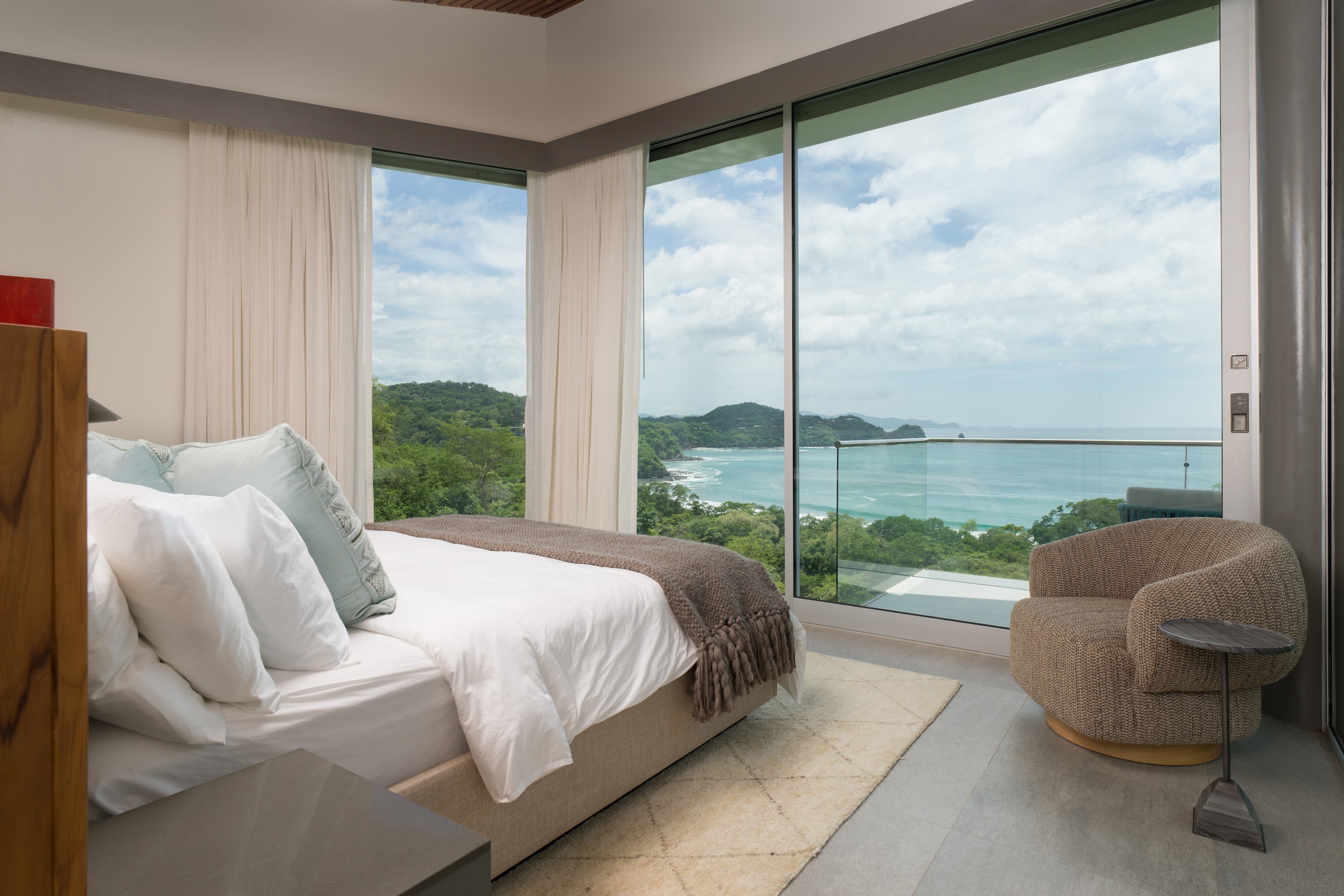 Guest bedroom with panoramic Pacific Ocean views at Sky’s Edge